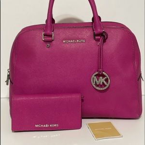 AUTHENTIC MICHAEL KORS 
Bright pink- fuchsia 
Good condition
